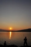 Jezioro Żywieckie. Wędkarz o zachodzie słońca