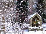 Mała kapliczka, i rajskie jabłuszka zimą