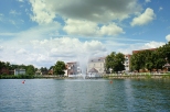 Jezioro Barlineckie fontanna na wodzie
