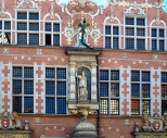 Gdask. Okna Wielkiej Zbrojowni zbudowanej w stylu niderlandzkiego manieryzmu.