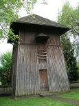 Drewniana dzwonnica przy drewnianym kociele w Raciechowicach