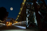 Most wiszcy w Ozimku przy wietle ksiyca