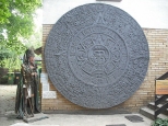 Puszczykowo. Kamienny kalendarz Aztekw w Muzeum Arkadego Fiedlera.