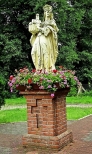 Brzeg Dolny - Klasztor ss. Boromeuszek - figura w. Jadwigi na dziedzincu klasztornym