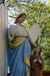 Orneta - anioł przy kościele parafialnym