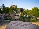 Sanktuarium Maryjne w Licheniu. Golgota Licheńska, na pierwszym planie wyryta w kamieniu pokutna sentencja.