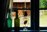 Skansen w Olsztynku - stare butelki w oknie