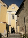 Wejście do kościoła w Morawicy