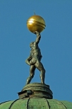 Atlas na szczycie pałacu w Lubostroniu