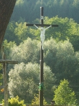 Dominujący krzyż na wzgórzu