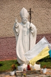 Makoszyn - pomnik Jana Pawła II przy kościele