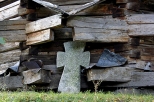 Nowe Brusno - kamienny krzy ukryty przy cerkwi
