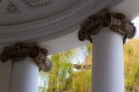Kolumnada i fragment sufitu salonu otwartego w Parku Natolin.