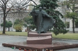 d - pomnik Jana Pawa II przed archikatedr