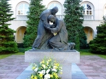 pomnik Jana Pawa II i prymasa Wyszyskiego na dziedzicu KUL