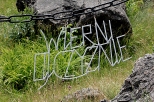 Gra Strkowa - pomnik w zniszczonym bunkrze