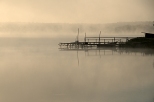 Świt i poranne mgły nad jeziorem