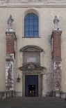Tyniec. Wejście do barokowego kościoła Ojców Benedyktynów.