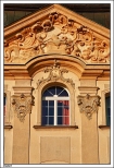 Ciążeń - rokokowy pałac biskupi _ fasada ogrodowa, trójkątny fronton dekorowany stiukowymi kompozycjami figuralnymi