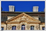 Ciążeń - rokokowy pałac biskupi _ fasada ogrodowa, trójkątny fronton dekorowany stiukowymi kompozycjami figuralnymi