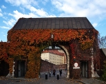 Jesienny Krakw. Brama Bernardyska na Wawelu.