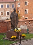 Wawel. Pomnik papiea Jana Pawa II.