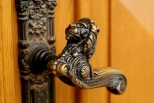 Klamka drzwi wejciowych w kociele w. Ducha w Kielcach
