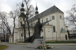 owicz - pomnik Jana Pawa II przed katedr