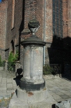 Kluczbork - klasycystyczny pomnik przed kocioem