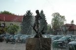 Niepoomice - fontanna z pomnikiem kuszniczki