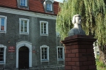 Olenica - pomnik Chopina przed kamienic wdw