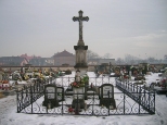 Krzy cmentarny w miejscu spalonego drewnianego kocia w Bojszowach, za krzyem miniaturka kocioa