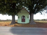 Kapliczka na polach w okolicach Zdzisawic