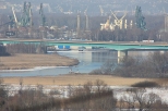 Most im.Pionierw Szczecina. W tle urawie portowe.