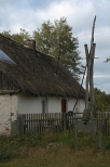 Strzałków - drewniana chata z początków XX wieku ze starą studnią