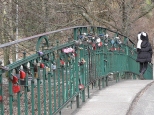 Most zakochanych nad jeziorem Rusałka w Parku Kasprowicza