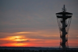 Wieże widokowa Kaszubskie Oko w świetle zachodzącego słońca