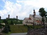 Koci parafialny i ruiny zamku w Chcinach