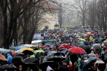 Wielki Pitek w Kalwarii Zebrzydowskej - tumy wiernych podczas Drogi Krzyowej