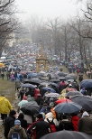 Wielki Pitek w Kalwarii Zebrzydowskej - tumy wiernych podczas Drogi Krzyowej