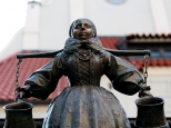 Figura Bamberki zdobica studzienk na Starym Rynku